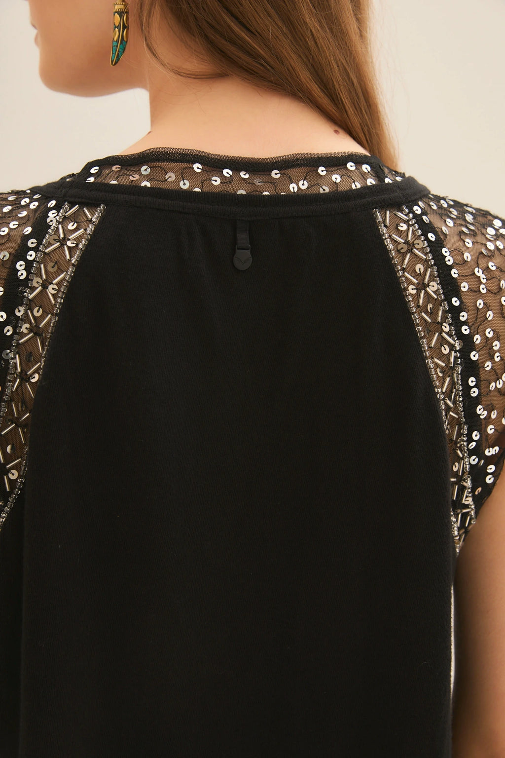 REMERA MINIMAL SEQUINS